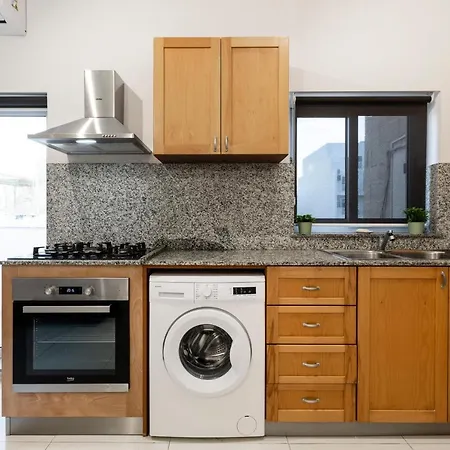 Lovely 2 Bedroom 2 *